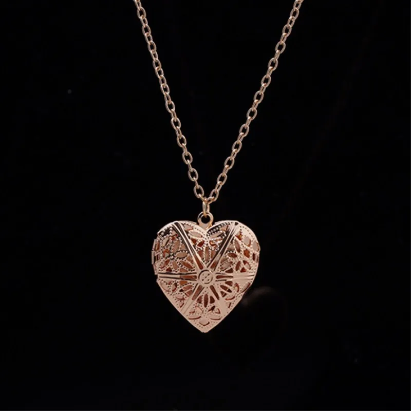 Retro Hollow Heart Pendant Necklace for Women Geometric Charm Love Collares Chain Clavicle Jewelry Statement Christmas Gift