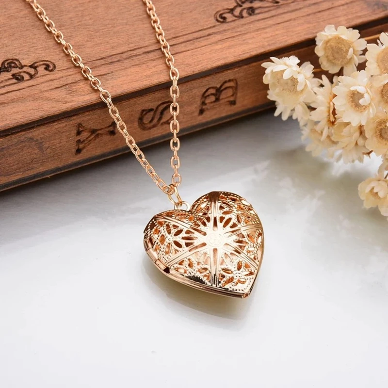 Retro Hollow Heart Pendant Necklace for Women Geometric Charm Love Collares Chain Clavicle Jewelry Statement Christmas Gift