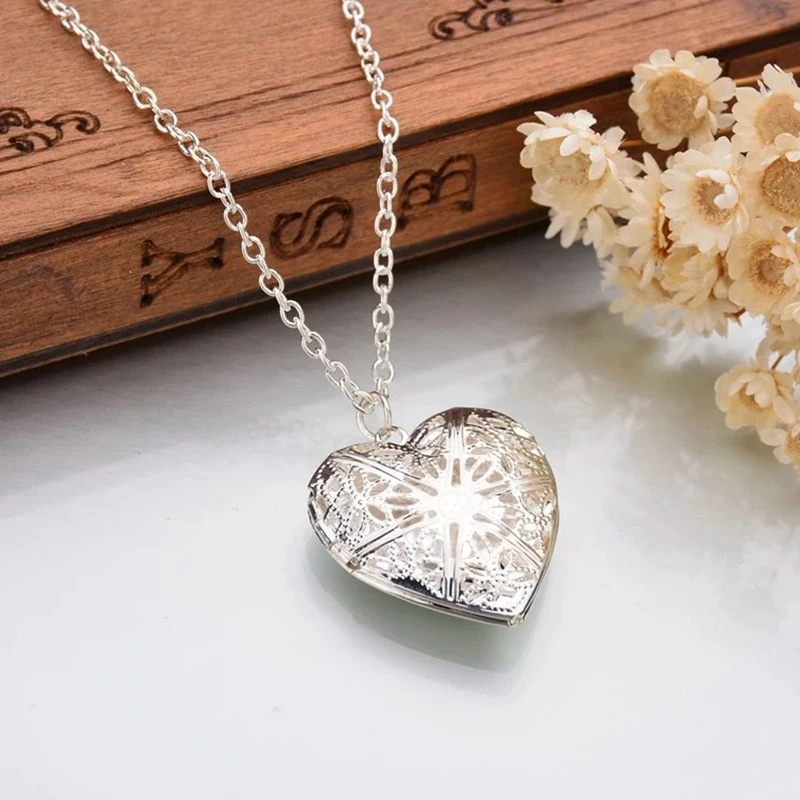 Retro Hollow Heart Pendant Necklace for Women Geometric Charm Love Collares Chain Clavicle Jewelry Statement Christmas Gift