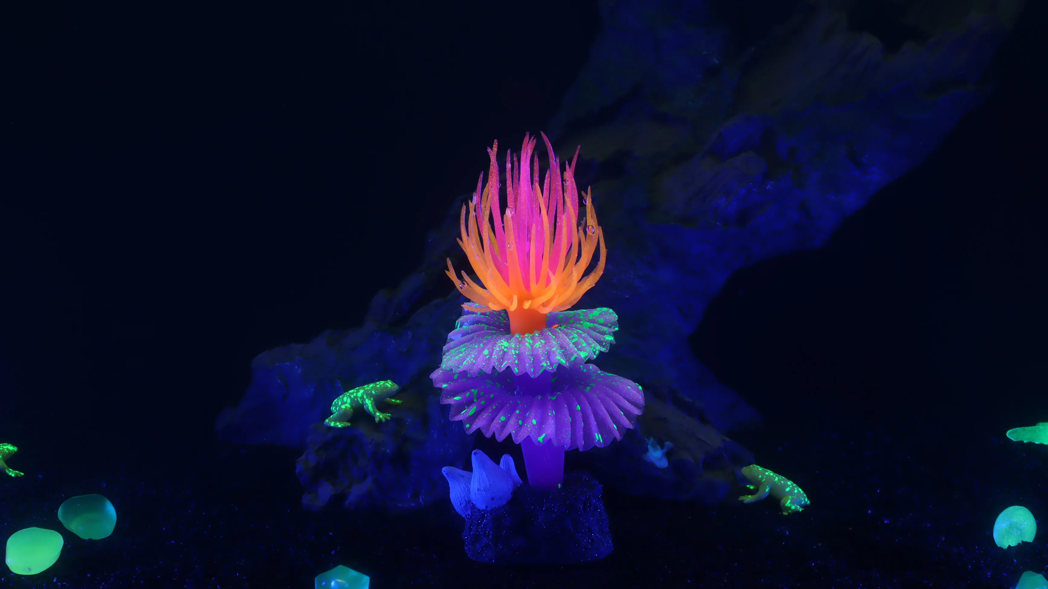 1pc, Fluorescent Sea Worm Coral Ornament, Luminous Aquarium Decoration, Festive Underwater Christmas Tree Design for Stocking St