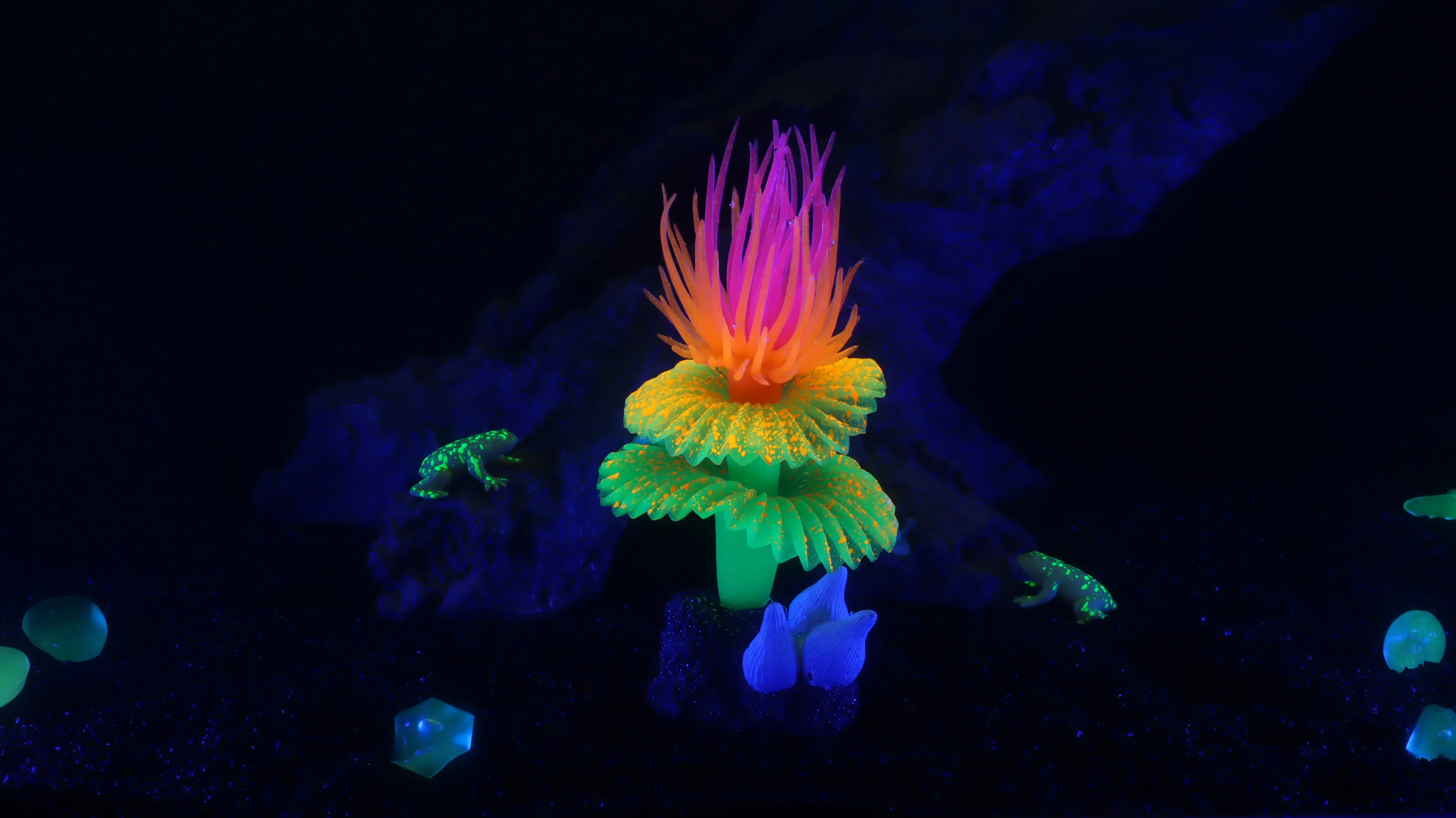 1pc, Fluorescent Sea Worm Coral Ornament, Luminous Aquarium Decoration, Festive Underwater Christmas Tree Design for Stocking St