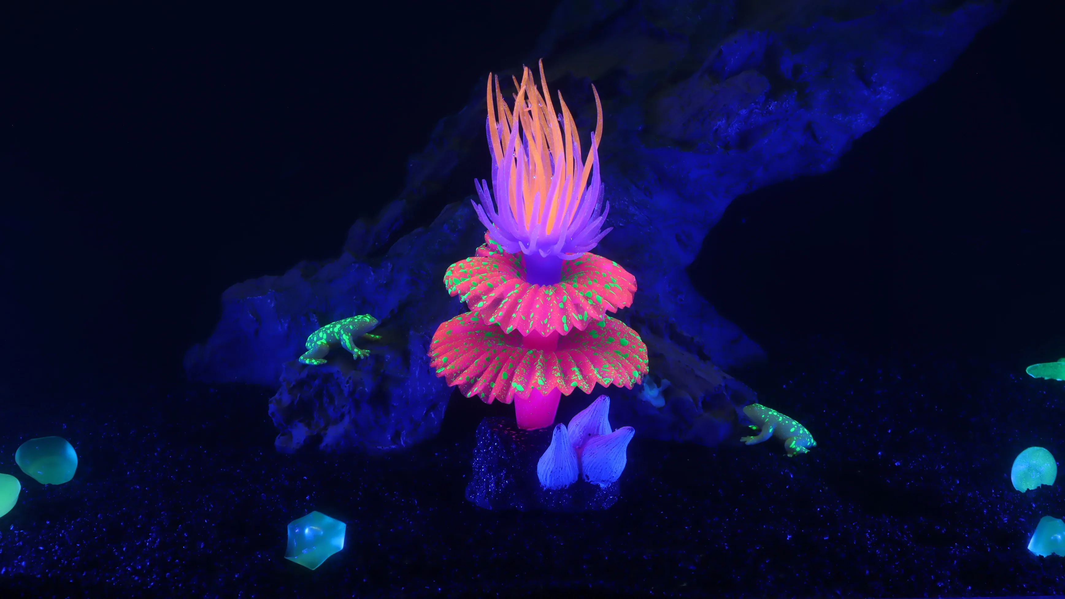 1pc, Fluorescent Sea Worm Coral Ornament, Luminous Aquarium Decoration, Festive Underwater Christmas Tree Design for Stocking St