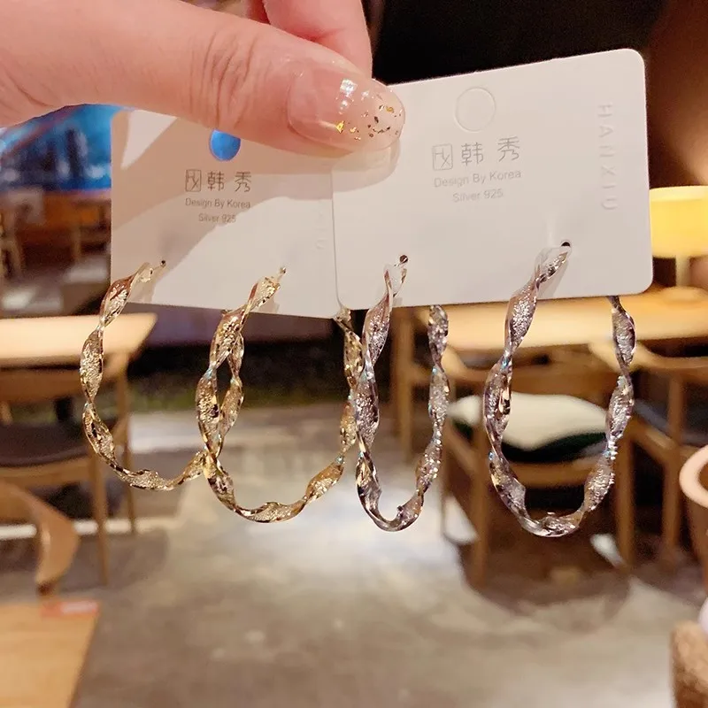 Exaggerated Spiral Wave Hoop Earrings for Women Simple Personality Frosted Metal Huggie Jewelry Brincos Christmas Day Girl Gift