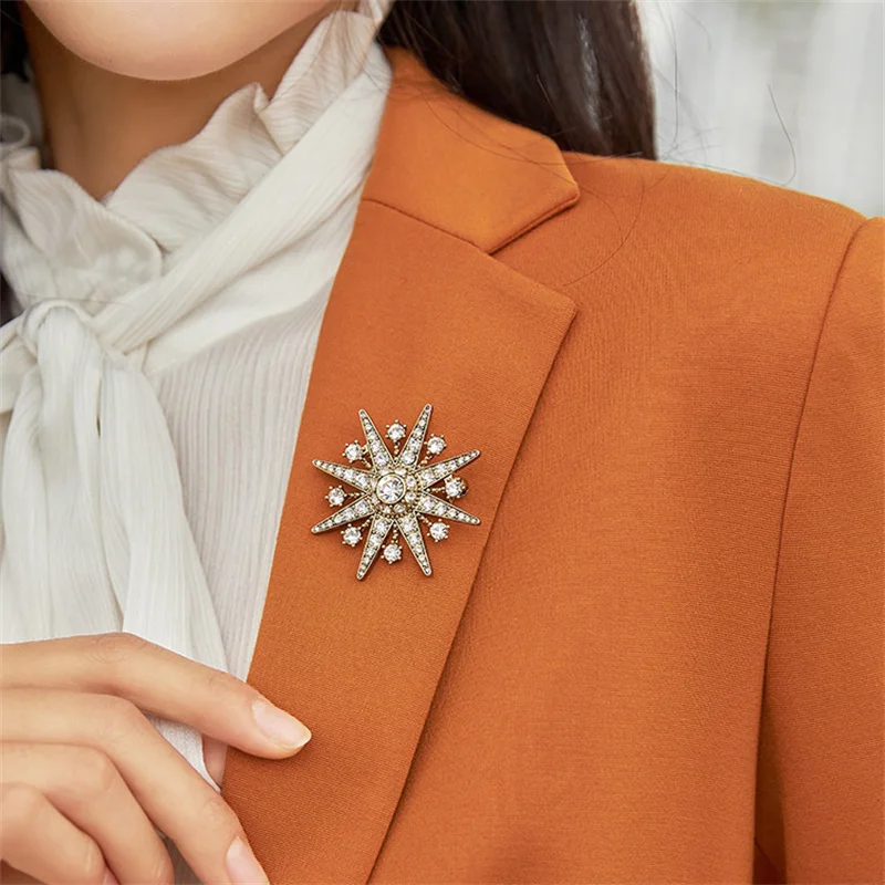 luxury Rhinestone Snowflake Brooches Women Eight Pointed Star Corsage Clothing Accessories Suit Pins Christmas Jewelry Lady Gift