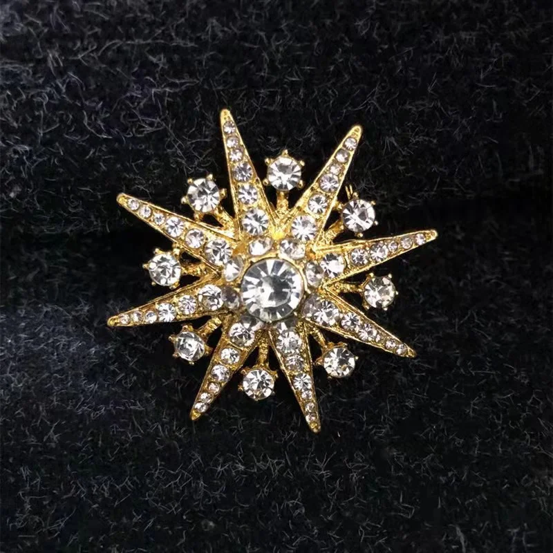 luxury Rhinestone Snowflake Brooches Women Eight Pointed Star Corsage Clothing Accessories Suit Pins Christmas Jewelry Lady Gift