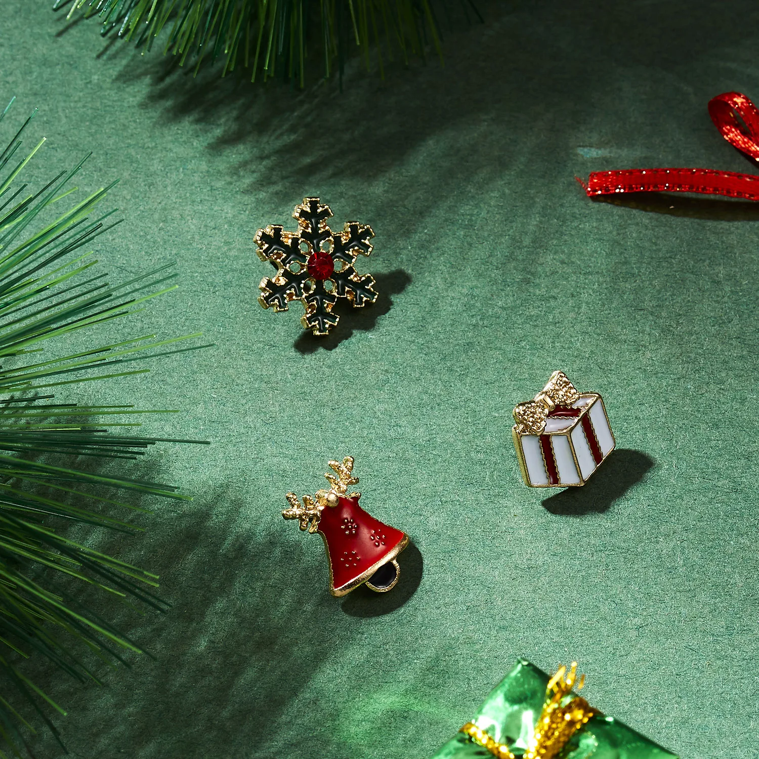 3pcs/set Merry Christmas Brooches Christmas Socks Christmas Tree Elk Enamel Badge Small Brooch Women Fashion Party Jewelry Gifts