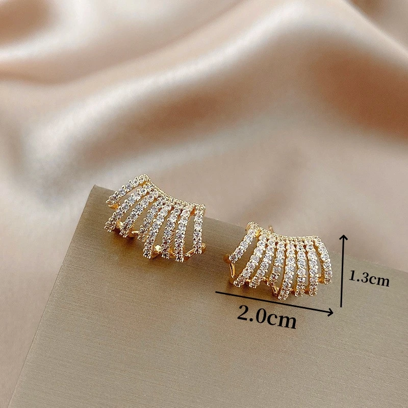 2024 New Bright Crystal Luxury Korean Unusual Claw Stud Earrings Ear Piercing Hook Lrregular Pearl Christmas Jewelry Gift