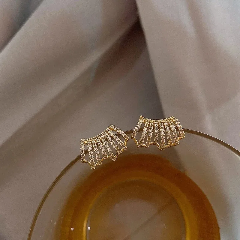 2024 New Bright Crystal Luxury Korean Unusual Claw Stud Earrings Ear Piercing Hook Lrregular Pearl Christmas Jewelry Gift