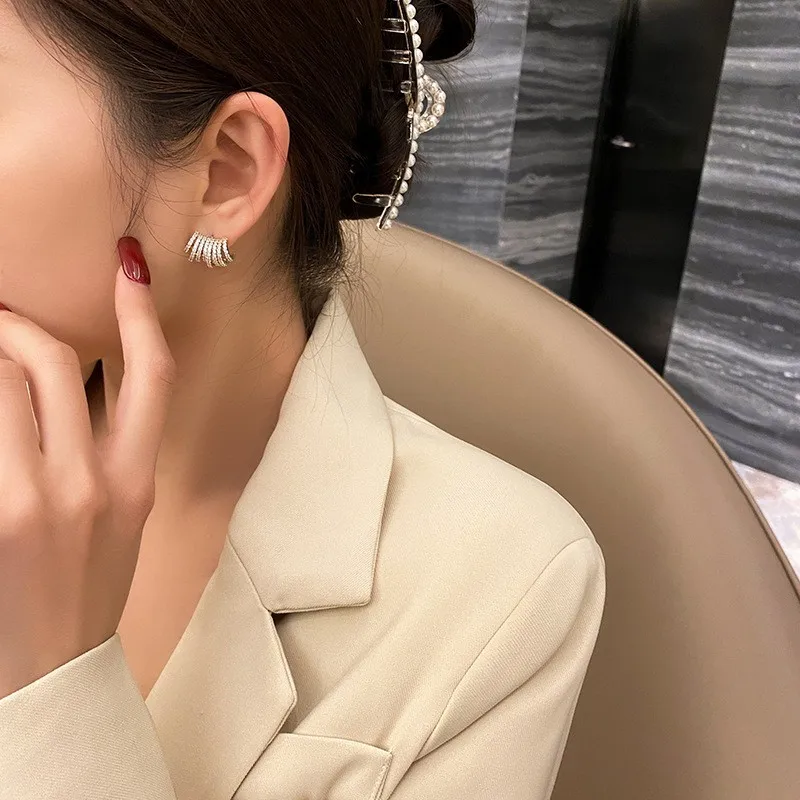 2024 New Bright Crystal Luxury Korean Unusual Claw Stud Earrings Ear Piercing Hook Lrregular Pearl Christmas Jewelry Gift