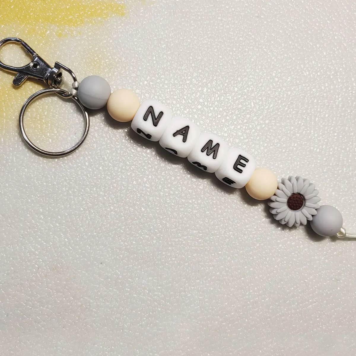 1 Personalized Custom Daisy Silicone Keychain, Beaded Keychain, Bag/Cup Charm, Name Tag Keychain, Christmas Gift