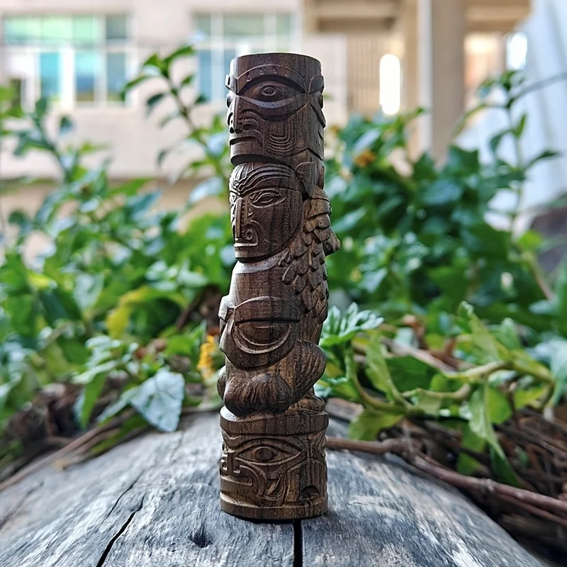 Handcrafted Wooden Wolf Totem Sculpture, a Decorative Craft Item Suitable for Creative Home Desktop Decorations, Creative Desktop Ornaments, Party Decorations, Housewarming Gifts, Indoor Decorations, Tabletop Decorations, Christmas Decorations, and Statue Ornaments