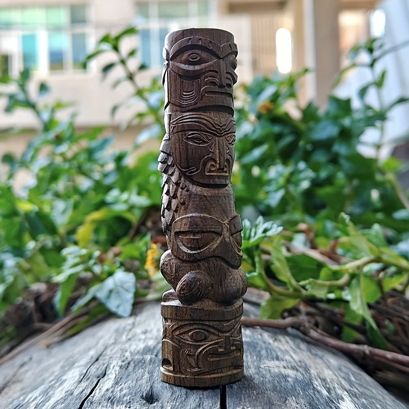 Handcrafted Wooden Wolf Totem Sculpture, a Decorative Craft Item Suitable for Creative Home Desktop Decorations, Creative Desktop Ornaments, Party Decorations, Housewarming Gifts, Indoor Decorations, Tabletop Decorations, Christmas Decorations, and Statue Ornaments