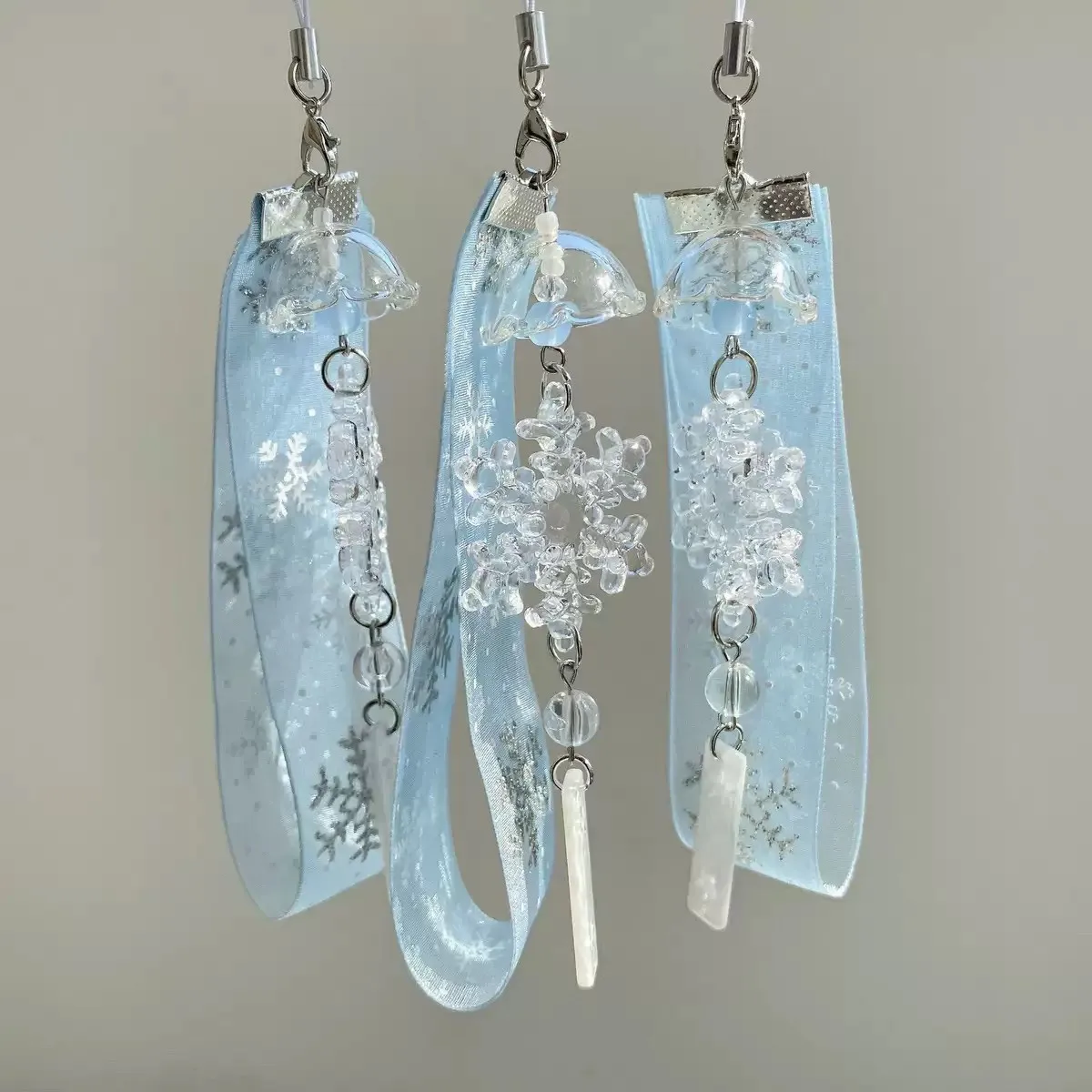 1 Piece of Dreamy Snowflake Ribbon Phone Charm, Phone Accessory, Bell Pendant Keychain, Christmas Bag Accessory, Water Drop Lace