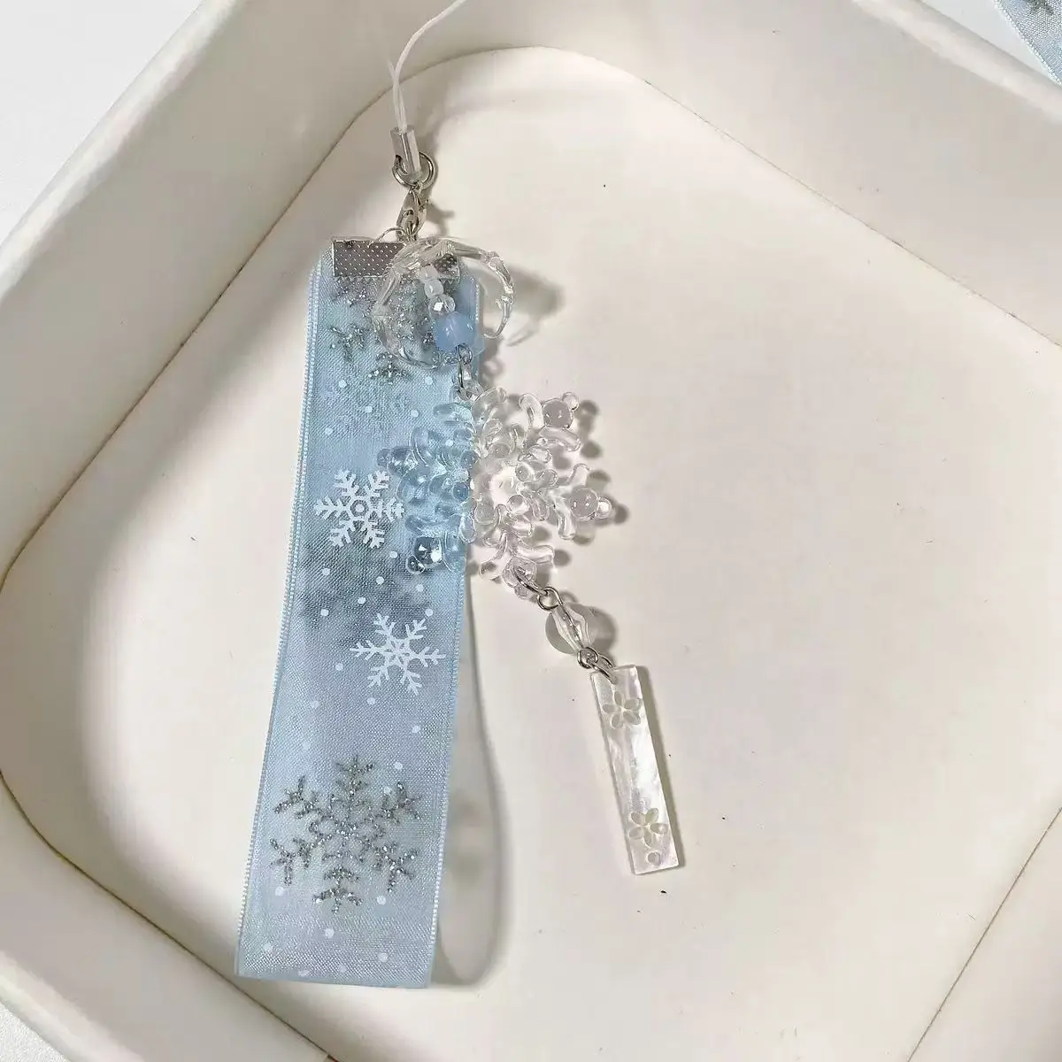 1 Piece of Dreamy Snowflake Ribbon Phone Charm, Phone Accessory, Bell Pendant Keychain, Christmas Bag Accessory, Water Drop Lace