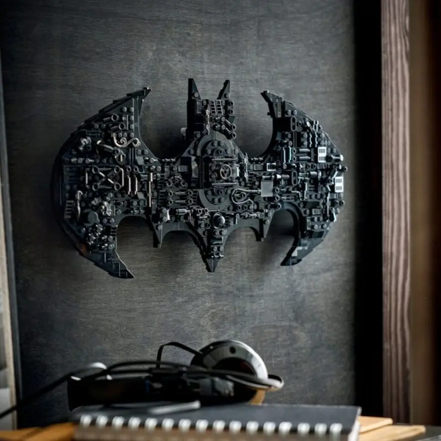 2026 New 678pcs Bat-Signal Logo Dispaly Model Building Bricks Super Hero Symbol Christmas Birthday Toy for Family Decor Gifts