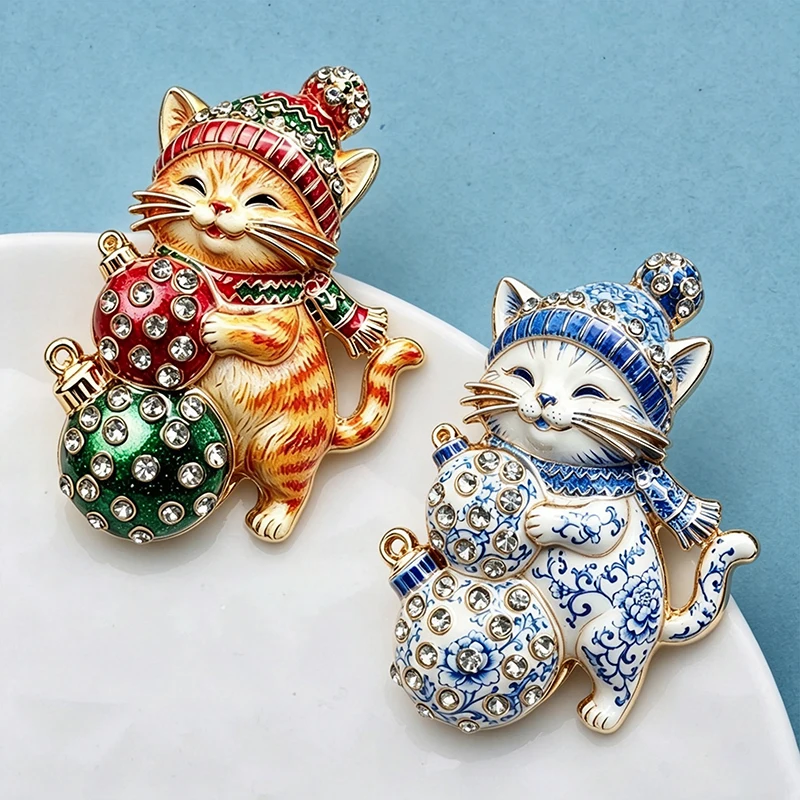 Wuli&baby Lovely Christmas Cat Brooches For Women Unisex 2-color Holding Fairy Lights Kitten Animal Brooch Pins New Year Gifts