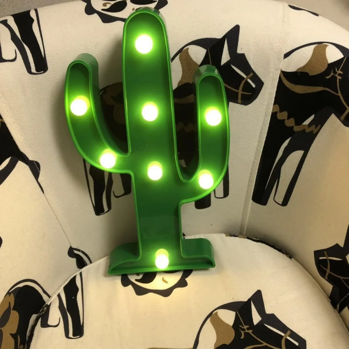 1pc Cactus Shaped Battery Operated Night Light Green Plastic Cactus Mini Table Lamp Wall Mountable Suitable For Bedroom Decor