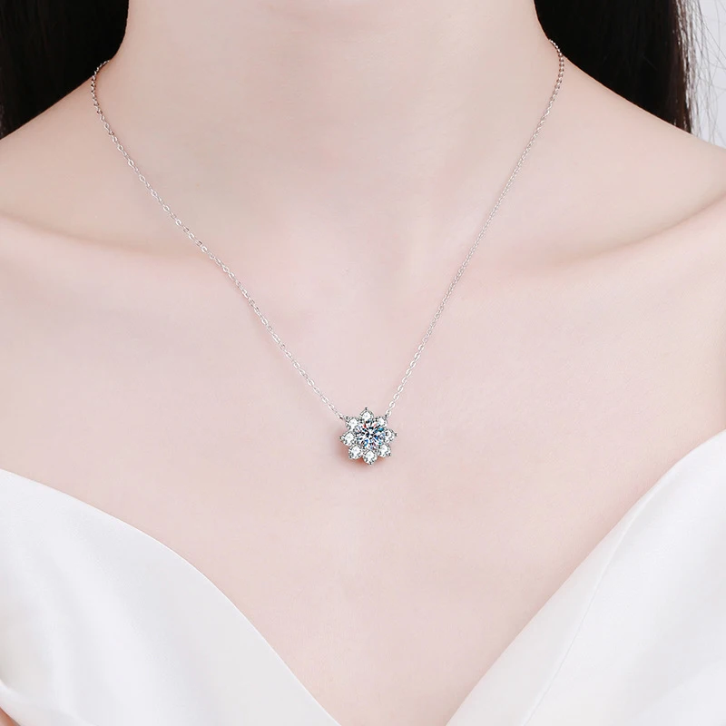 NeeTim 1CT Moissanite Sparkling Necklace For Woman Pendant 925 Silver Plated with White Gold Chains Party Bridal Fine Jewelry