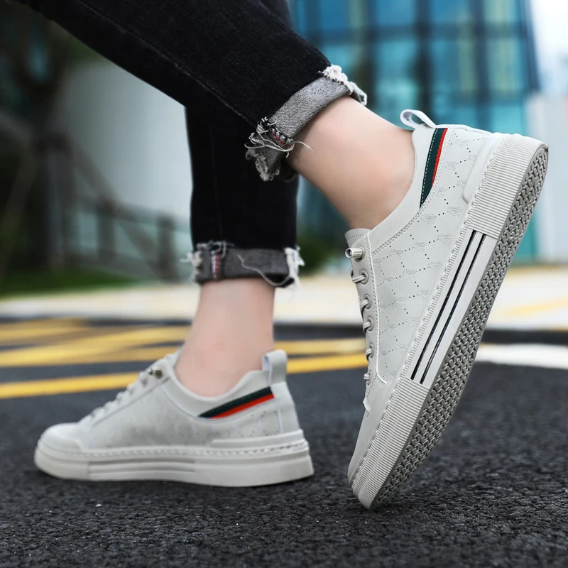 Men's lightweight skate shoes, everyday casual sneakers for men, colors: white and beige, sizes 39 to 46.