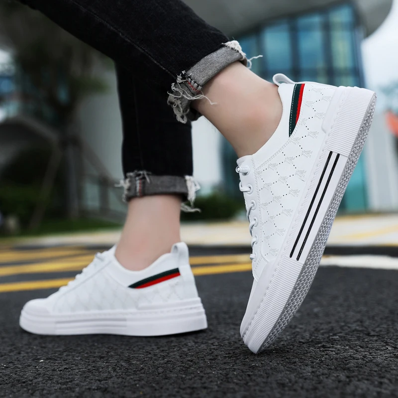 Men's lightweight skate shoes, everyday casual sneakers for men, colors: white and beige, sizes 39 to 46.
