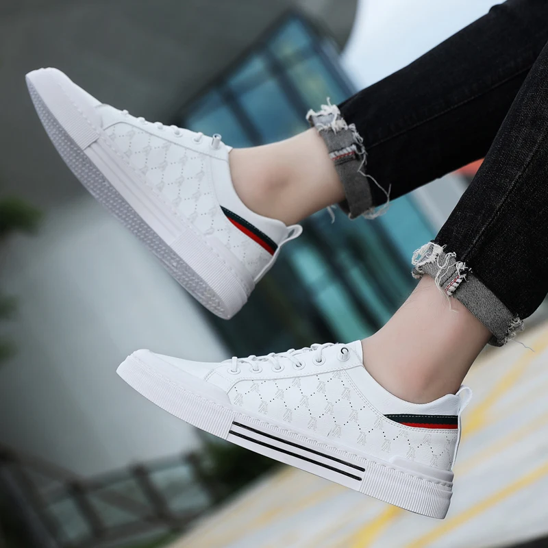 Men's lightweight skate shoes, everyday casual sneakers for men, colors: white and beige, sizes 39 to 46.