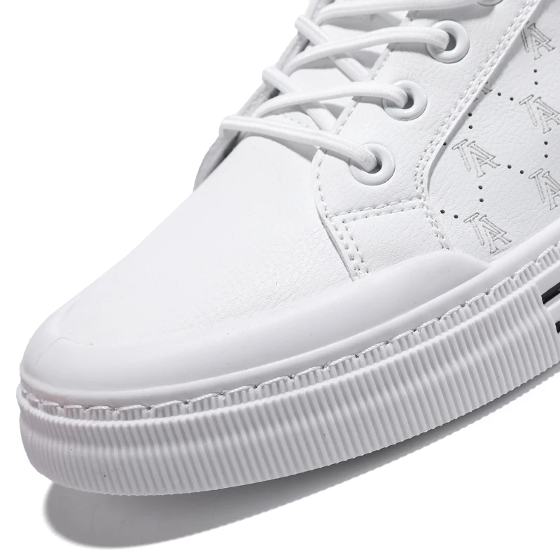 Men's lightweight skate shoes, everyday casual sneakers for men, colors: white and beige, sizes 39 to 46.