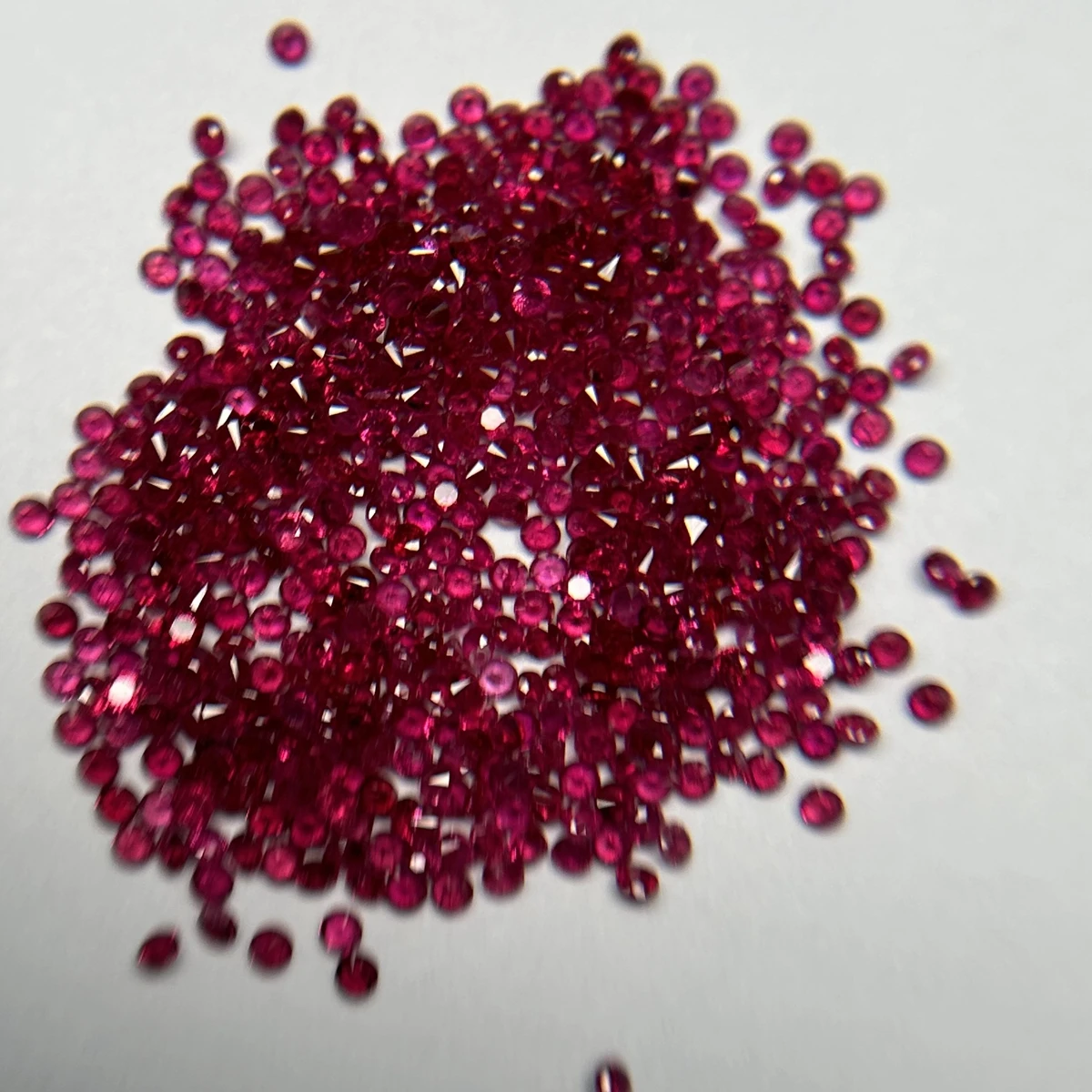 Mosangna A Quality Brilliant Cut Round 0.8-3mm 100% Natural Red Ruby Blue Sapphire Pirce Per Carat