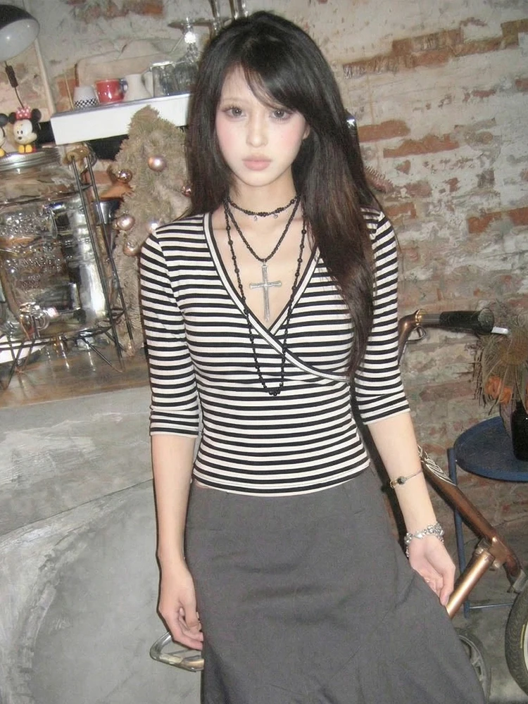 Tonngirls Y2k Aesthetic T-shirt Women Slim V Neck Striped Tee Tops Streetwear Japanese 2000s Crop Tops Outfit Tshirts E-girls