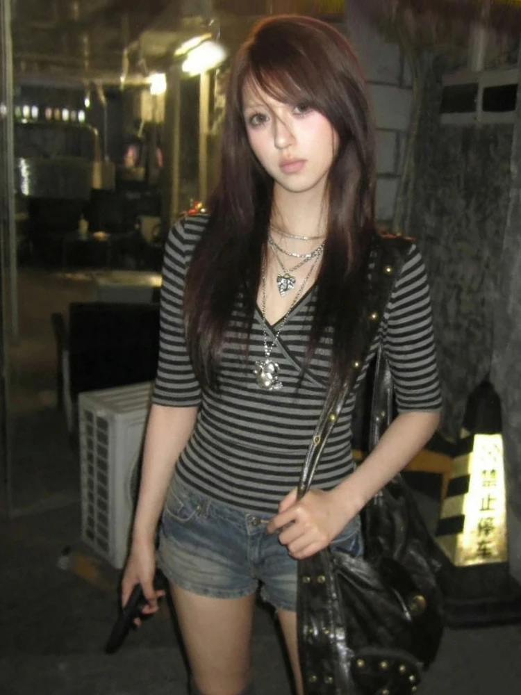 Tonngirls Y2k Aesthetic T-shirt Women Slim V Neck Striped Tee Tops Streetwear Japanese 2000s Crop Tops Outfit Tshirts E-girls