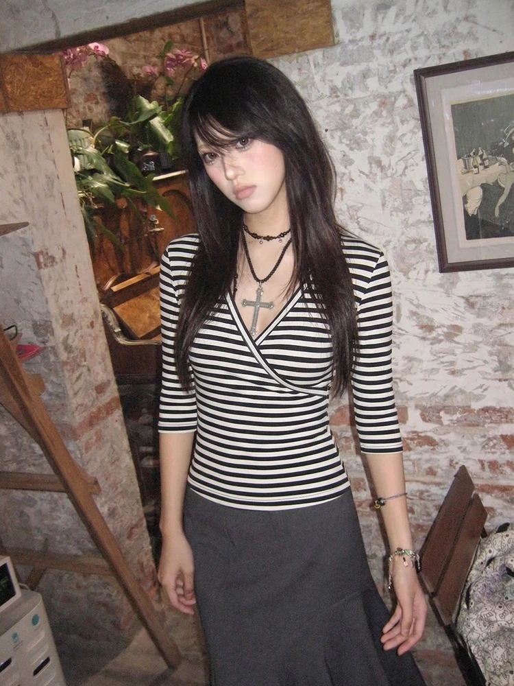 Tonngirls Y2k Aesthetic T-shirt Women Slim V Neck Striped Tee Tops Streetwear Japanese 2000s Crop Tops Outfit Tshirts E-girls