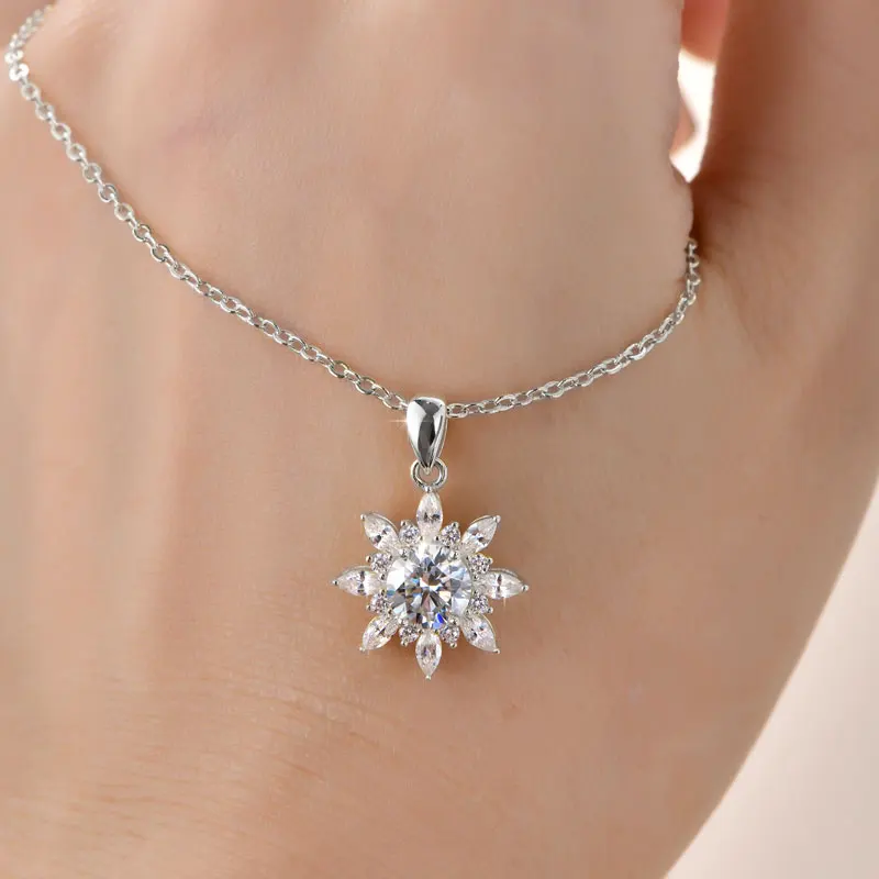 Lnngy Exquisite Sunflower Pendant Necklace Certificated 8MM Moissanite Diamond Necklaces for Women Timeless Style Jewelry