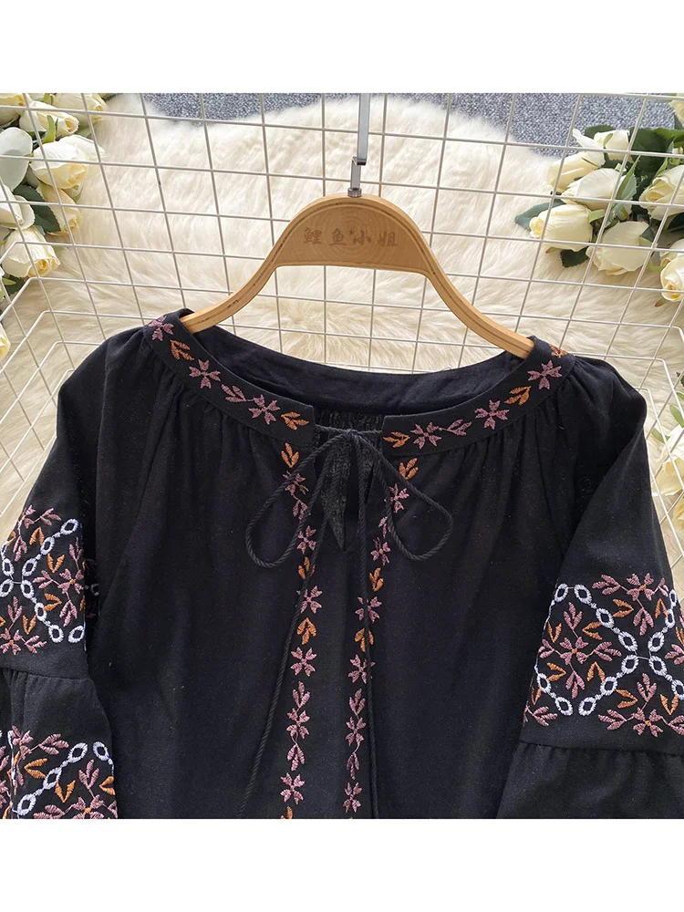 Women's Spring Blouse Retro Ethnic Style New Chinese Lantern Sleeve Shirt Loose Thin Tassel Embroidery Design Blusa Top BL187