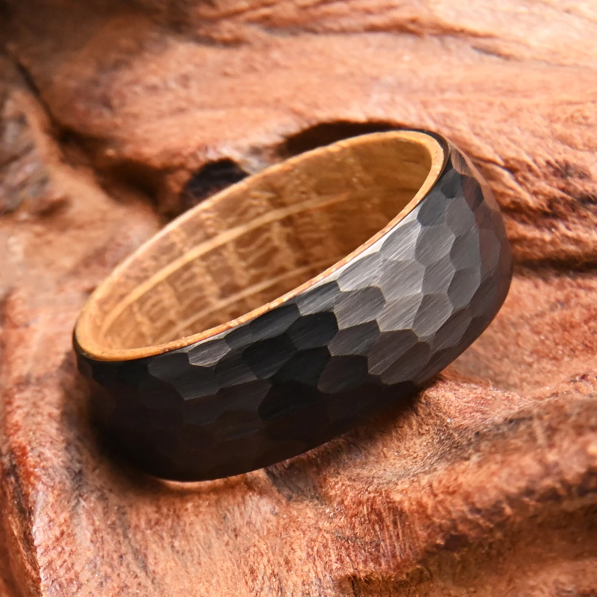 8mm Black Hammered Whiskey Barrel Ring, Wedding Band Ring for Men, Wooden Tungsten Engagement Ring, Unique Gift for Boyfriend。