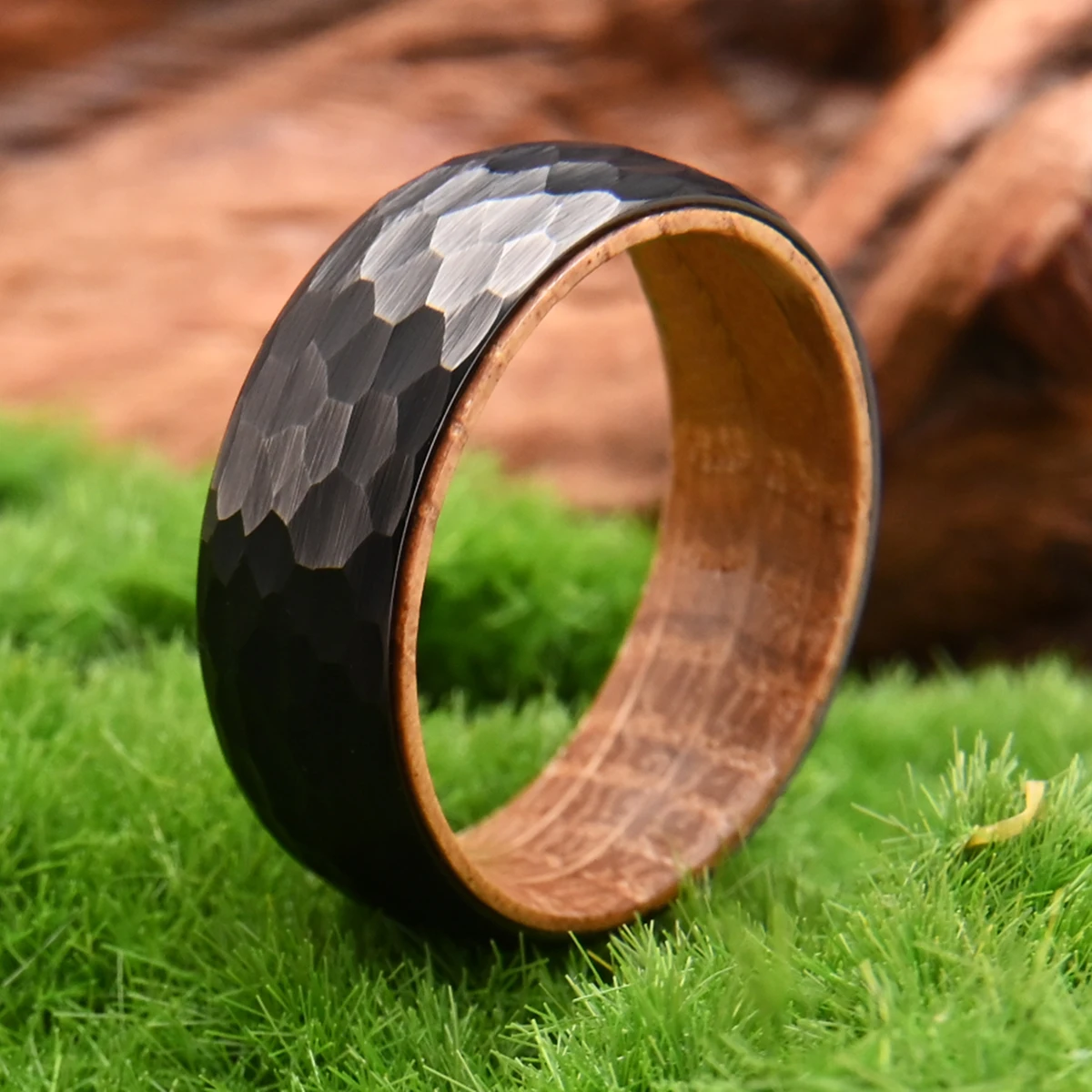 8mm Black Hammered Whiskey Barrel Ring, Wedding Band Ring for Men, Wooden Tungsten Engagement Ring, Unique Gift for Boyfriend。