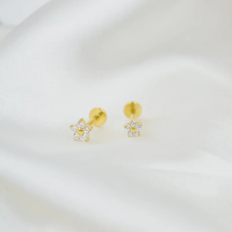 10pcs Body Jewelry 16Gx8mm G23 Titanium Flower CZ Lip Labret Bar Ear Helix Tragus Rook Barbells Stud Piercing Jewelry New