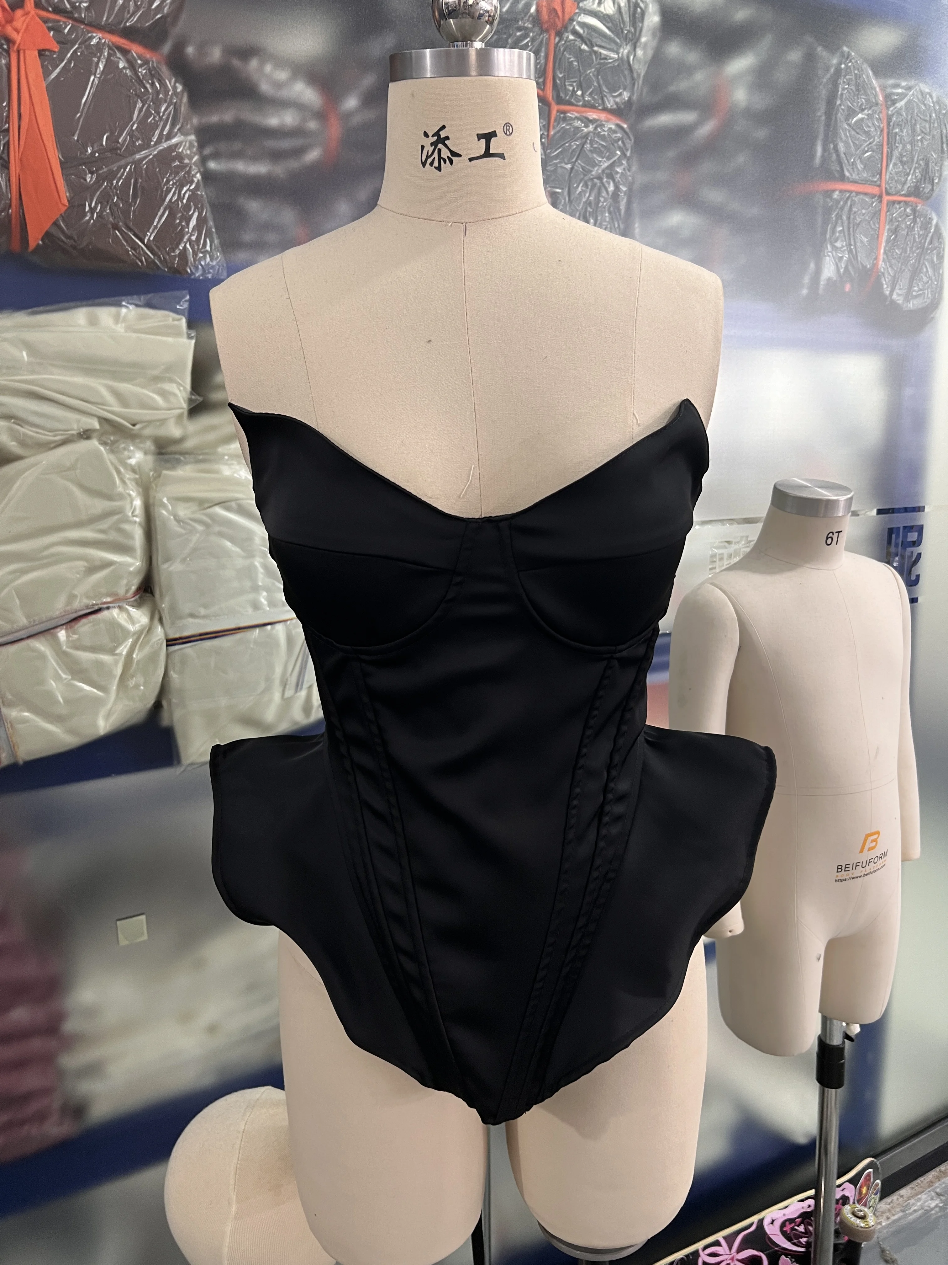 Sexy Black Strapless Fishbone Corset Top Women Sleeveless Off-shoulder Backless Waist Cinching Vest 2026 Lady Party Cropped Vest