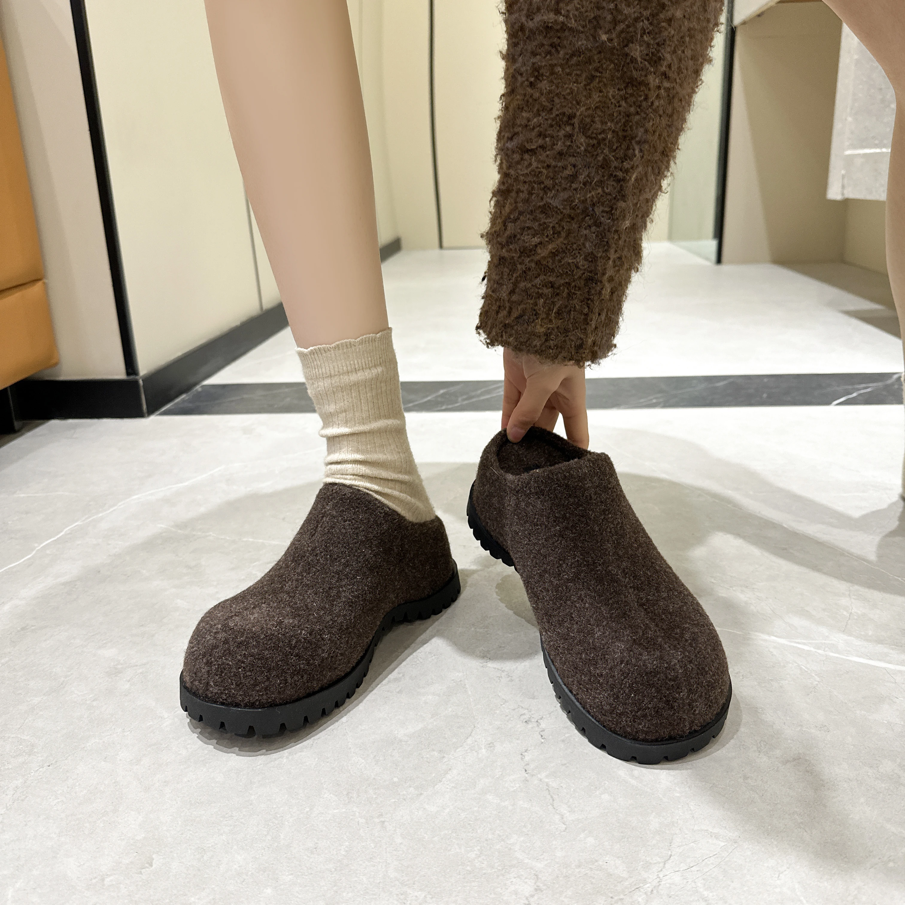 AIYUQI Women's Slippers Wear New 2025 Autumn Round Toe Flannel Closed Toe Women's Slippers Retro Platform Slippers Women