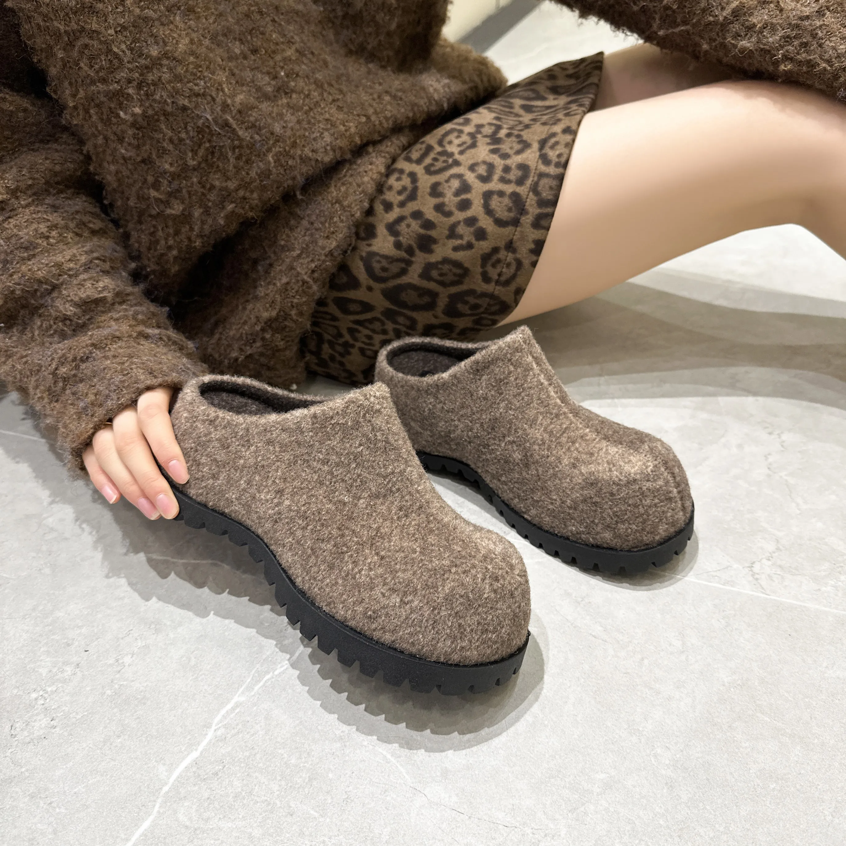 AIYUQI Women's Slippers Wear New 2025 Autumn Round Toe Flannel Closed Toe Women's Slippers Retro Platform Slippers Women