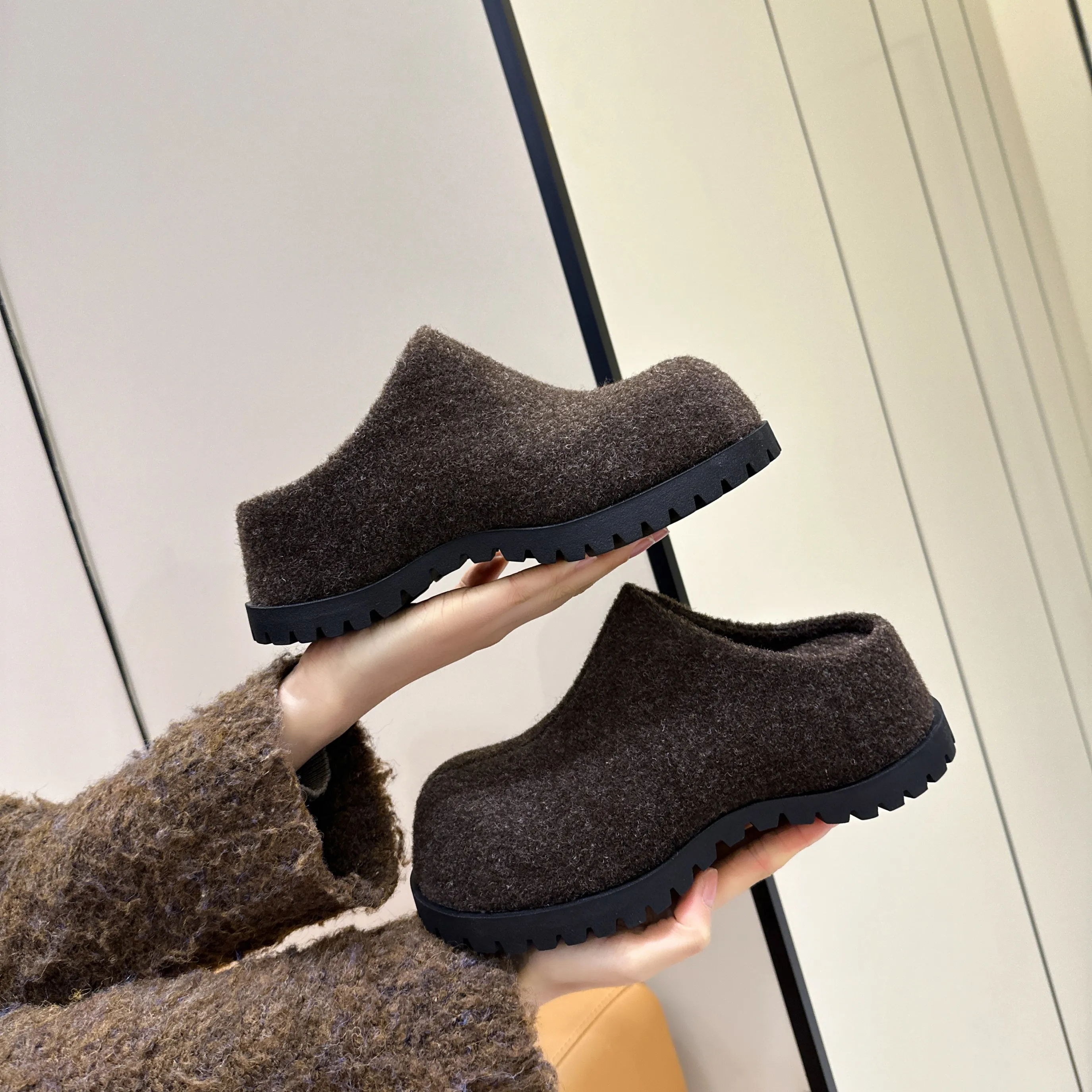 AIYUQI Women's Slippers Wear New 2025 Autumn Round Toe Flannel Closed Toe Women's Slippers Retro Platform Slippers Women
