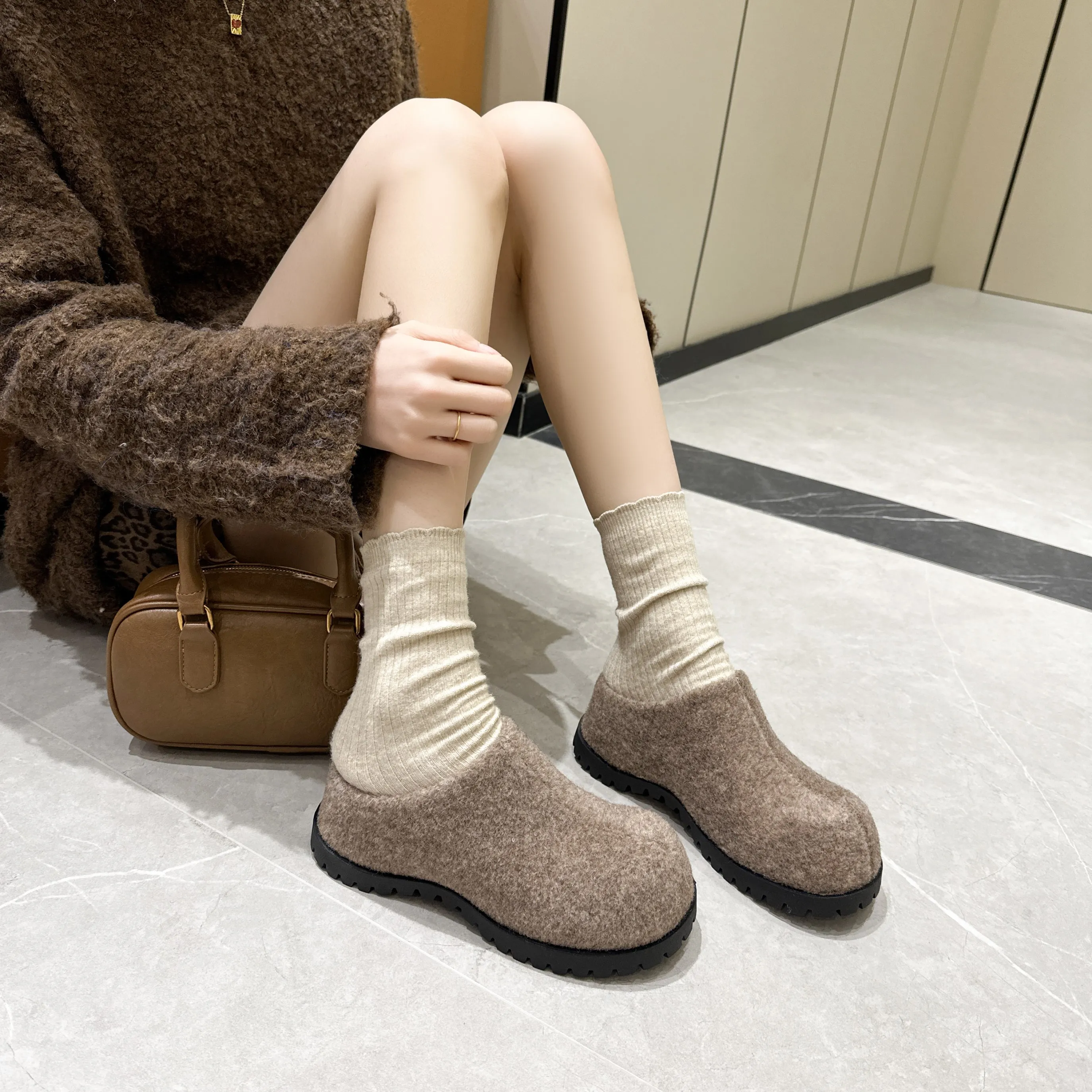 AIYUQI Women's Slippers Wear New 2025 Autumn Round Toe Flannel Closed Toe Women's Slippers Retro Platform Slippers Women