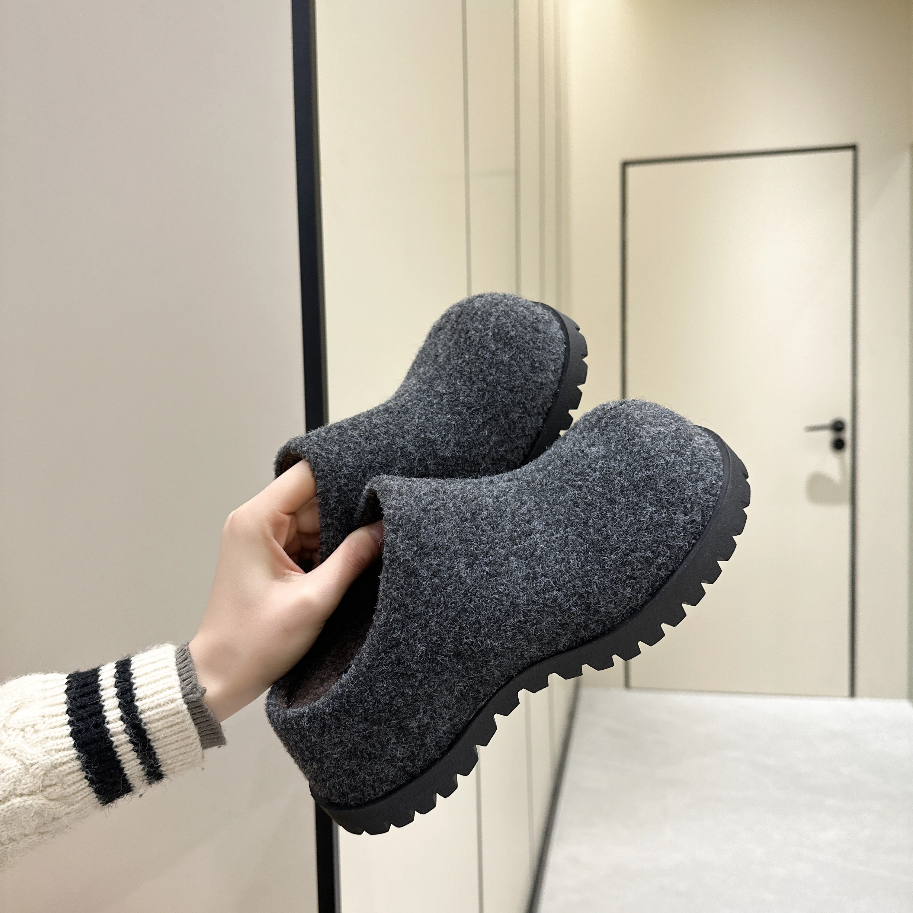 AIYUQI Women's Slippers Wear New 2025 Autumn Round Toe Flannel Closed Toe Women's Slippers Retro Platform Slippers Women