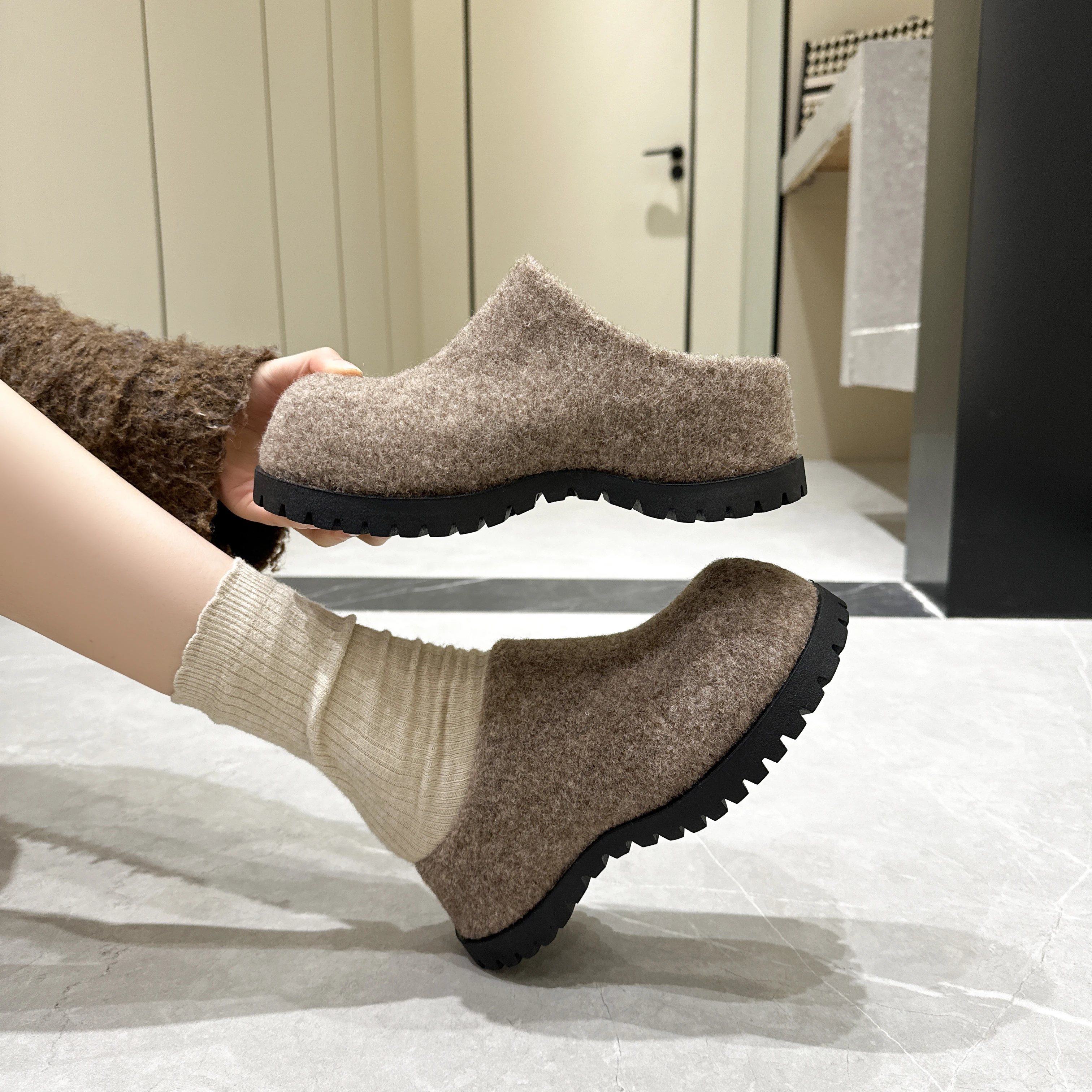 AIYUQI Women's Slippers Wear New 2025 Autumn Round Toe Flannel Closed Toe Women's Slippers Retro Platform Slippers Women