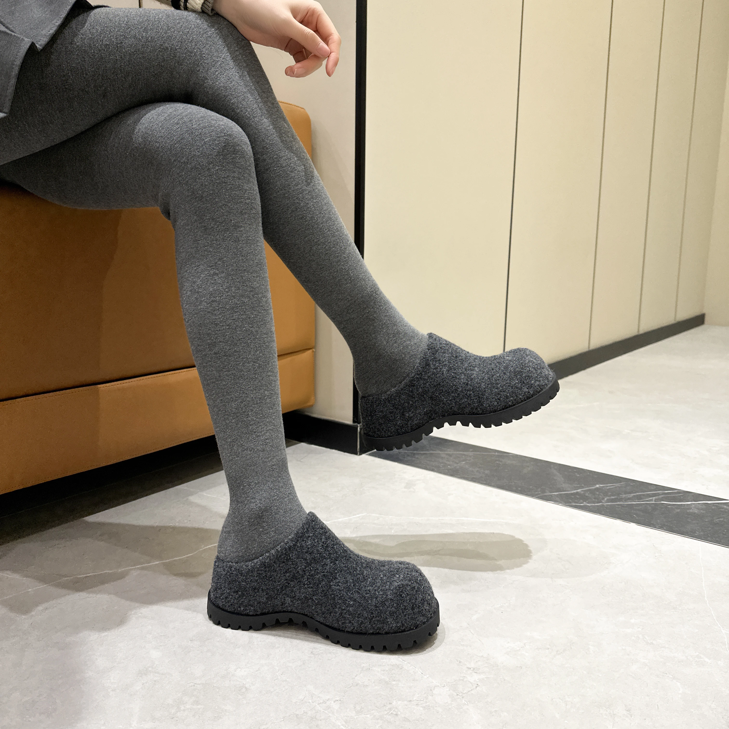 AIYUQI Women's Slippers Wear New 2025 Autumn Round Toe Flannel Closed Toe Women's Slippers Retro Platform Slippers Women
