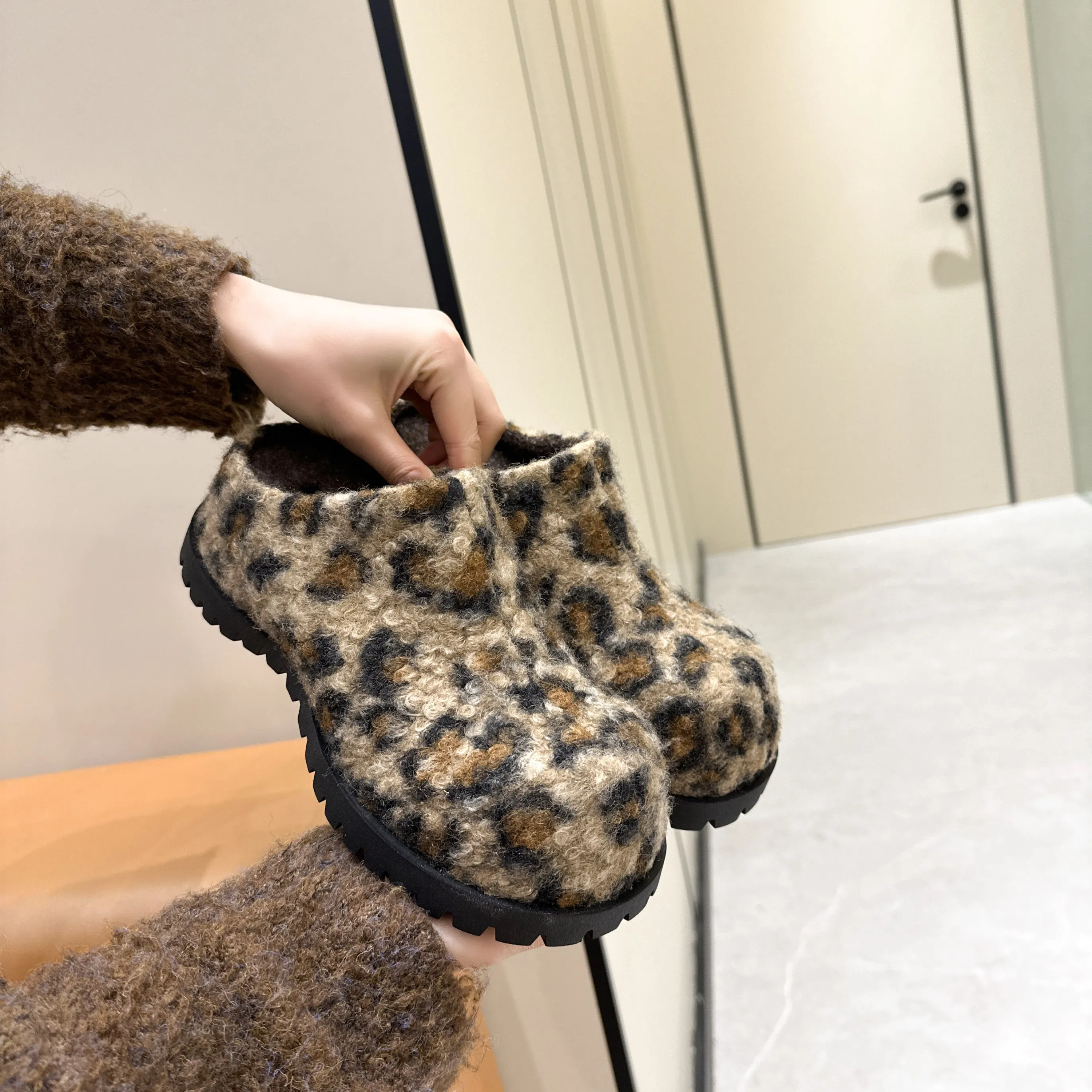 AIYUQI Women's Slippers Wear New 2025 Autumn Round Toe Flannel Closed Toe Women's Slippers Retro Platform Slippers Women