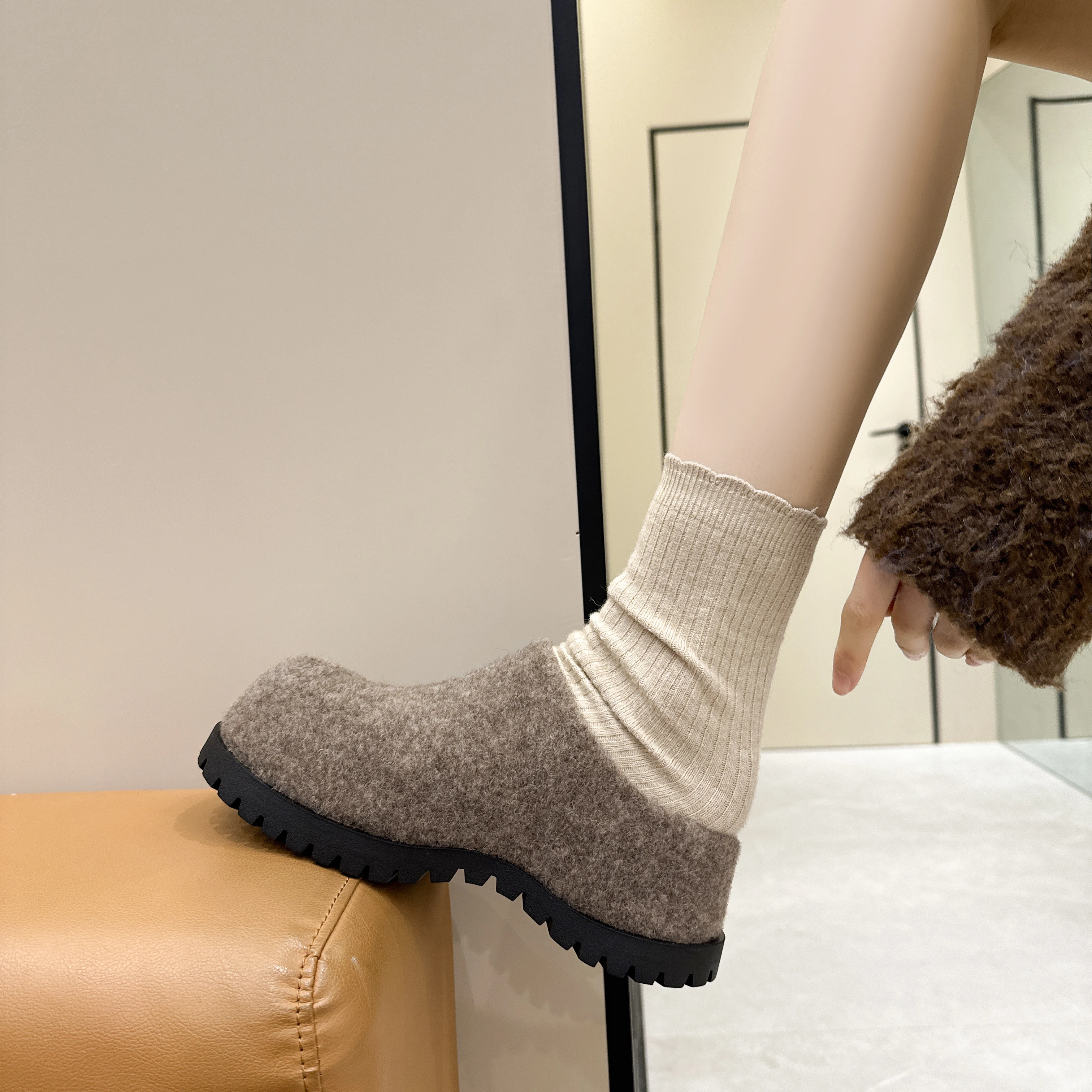 AIYUQI Women's Slippers Wear New 2025 Autumn Round Toe Flannel Closed Toe Women's Slippers Retro Platform Slippers Women