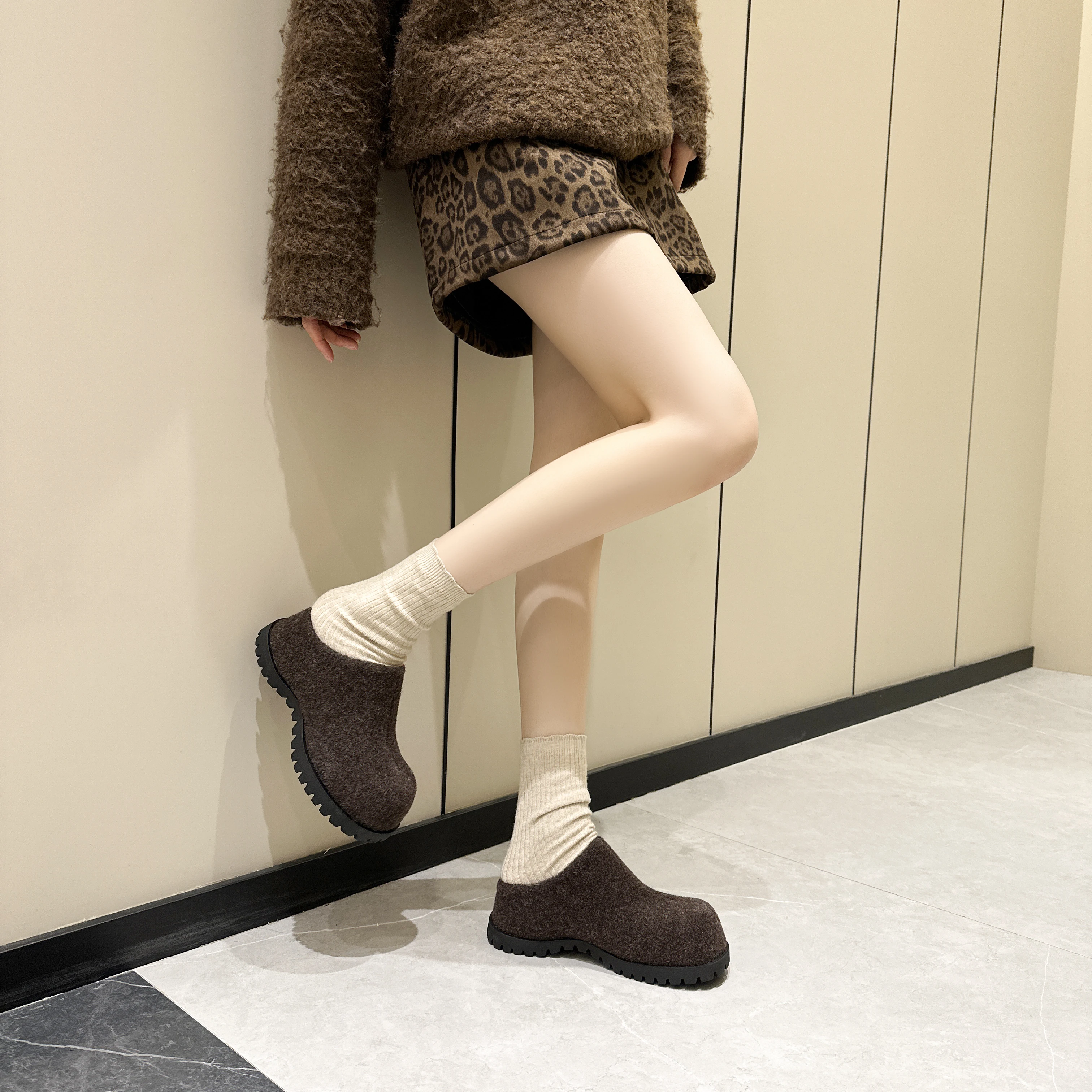AIYUQI Women's Slippers Wear New 2025 Autumn Round Toe Flannel Closed Toe Women's Slippers Retro Platform Slippers Women