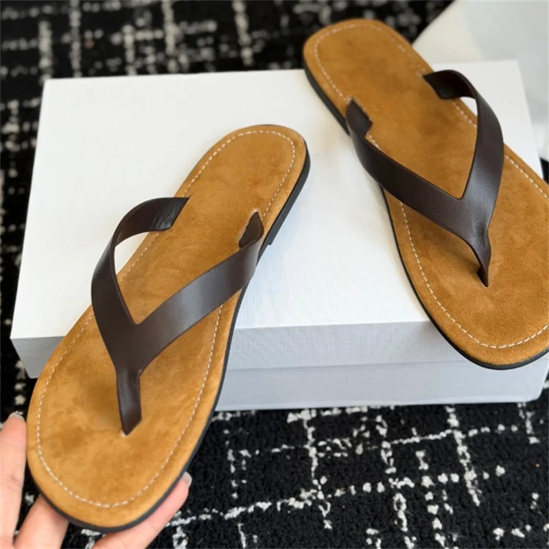 The New Thong Sandals Are Made of Fine Calf Leather, Leather Lining, Fashionable Round Toe Rubber Sole, Craftsmanship and Simple