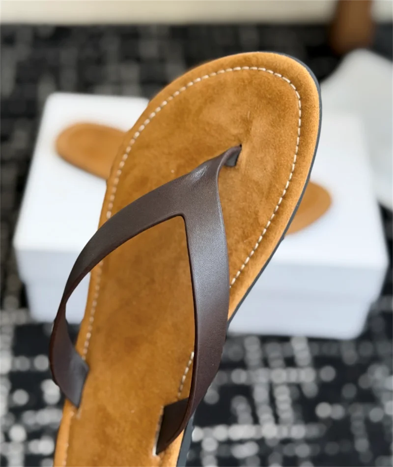 The New Thong Sandals Are Made of Fine Calf Leather, Leather Lining, Fashionable Round Toe Rubber Sole, Craftsmanship and Simple