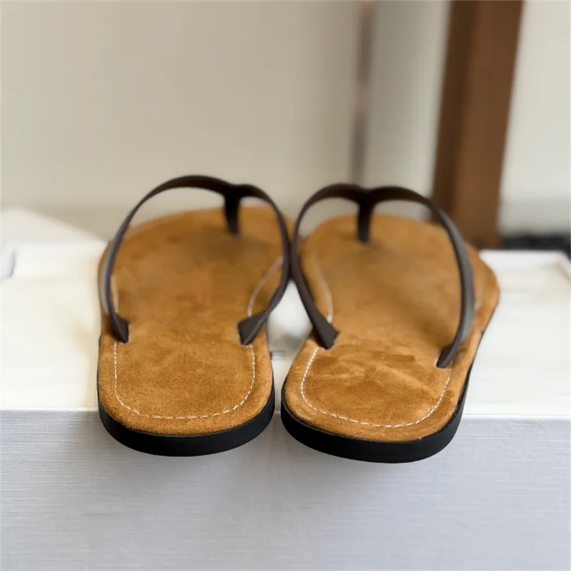 The New Thong Sandals Are Made of Fine Calf Leather, Leather Lining, Fashionable Round Toe Rubber Sole, Craftsmanship and Simple