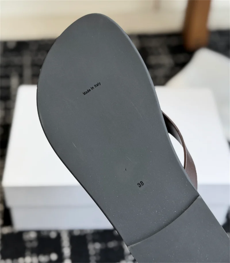 The New Thong Sandals Are Made of Fine Calf Leather, Leather Lining, Fashionable Round Toe Rubber Sole, Craftsmanship and Simple